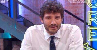 Copertina di “Volevo ringraziare lui che è sempre stato con me. Ha accolto i miei amici, la mia famiglia”: Stefano De Martino si commuove ad Affari Tuoi e dice addio al Teatro delle Vittorie