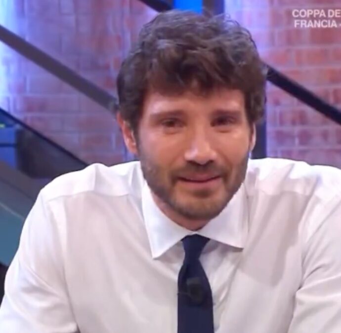 “Volevo ringraziare lui che è sempre stato con me. Ha accolto i miei amici, la mia famiglia”: Stefano De Martino si commuove ad Affari Tuoi e dice addio al Teatro delle Vittorie