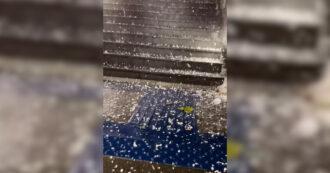 Copertina di Violenta grandinata a Milano, strade e scale delle metropolitane imbiancate dai chicchi giganti – Video