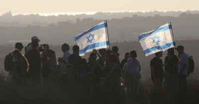 Copertina di Parte la marcia su Gaza,  i coloni forzano i posti di blocco degli israeliani