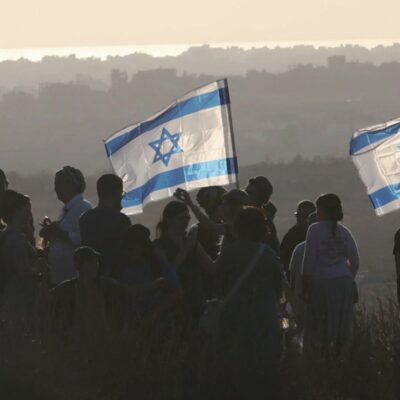 Copertina di Parte la marcia su Gaza,  i coloni forzano i posti di blocco degli israeliani