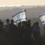 Copertina di Parte la marcia su Gaza,  i coloni forzano i posti di blocco degli israeliani
