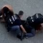Copertina di Morto a Bologna mentre la polizia tenta di bloccarlo 