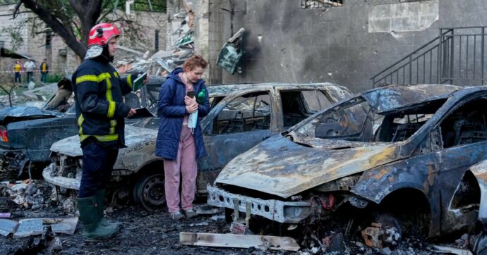 Raffica di bombe  su Kiev, Zelensky dice:  “Ascolterò chi mi contesta”