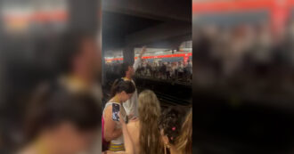 Copertina di Concerto di Bad Bunny annullato per la grandine, la festa di sposta in metropolitana: decine di fan cantano aspettando il treno – Video