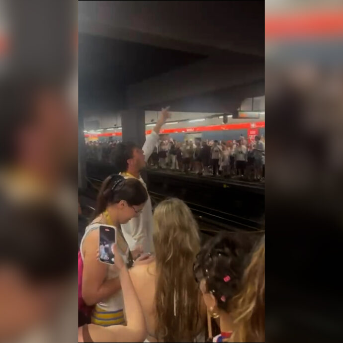 Concerto di Bad Bunny annullato per la grandine, la festa di sposta in metropolitana: decine di fan cantano aspettando il treno – Video