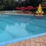 Copertina di Fuga di cloro in una piscina vicino Roma, 8 intossicati: un bimbo di 5 anni in codice rosso in ospedale
