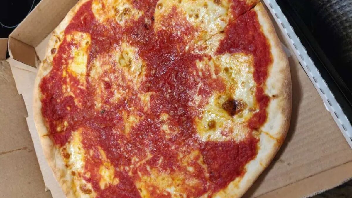 Sistemano tavoli e sedie sotto casa per mangiare una pizza insieme, ma arrivano i carabinieri. Lo sconcerto degli abitanti di Fumone e la replica del sindaco: “Non è un episodio sporadico”