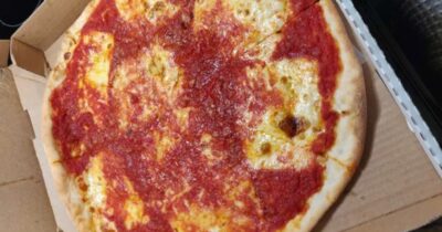 Copertina di Sistemano tavoli e sedie sotto casa per mangiare una pizza insieme, ma arrivano i carabinieri. Lo sconcerto degli abitanti di Fumone e la replica del sindaco: “Non è un episodio sporadico”