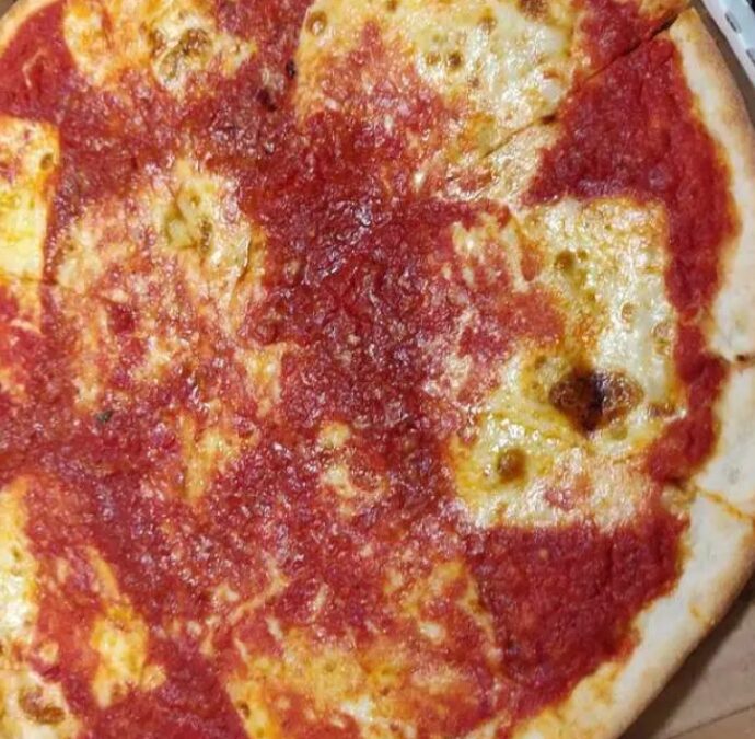 Sistemano tavoli e sedie sotto casa per mangiare una pizza insieme, ma arrivano i carabinieri. Lo sconcerto degli abitanti di Fumone e la replica del sindaco: “Non è un episodio sporadico”
