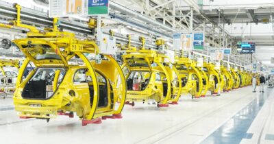 Copertina di La grande illusione dell’auto europea: 35 fabbriche sono di troppo