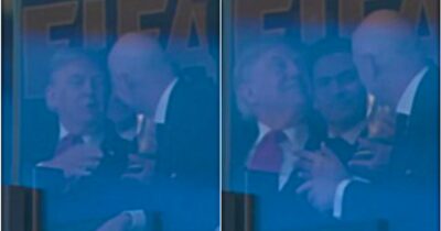 Copertina di Trump ancora coccolato da Infantino: al tycoon portano la Coppa del Mondo in tribuna, il presidente Fifa ammira compiaciuto