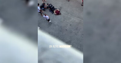 Copertina di Bologna, muore mentre viene bloccato dalla polizia nel quartiere Pilastro: il video