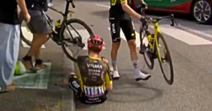 Choc Vingegaard: cade, va in ospedale in ambulanza e si ritira dal Tour de France. È finito a terra in una rotonda