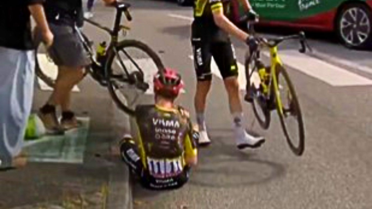 choc vingegaard cade va in ospedale in ambulanza e si ritira dal tour de france 200 finito a terra in una rotonda da Ilfattoquotidiano.it choc vingegaard cade va in ospedale in ambulanza e si ritira dal tour de france 200 finito a terra in una rotonda