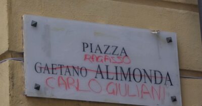 Copertina di Piazza Alimonda si ferma alle 17.27 per ricordare Carlo Giuliani. La sorella Elena: “La repressione continua a lasciare scie di sangue”