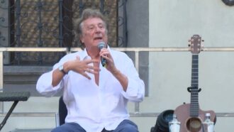 Copertina di “Remigrazione? Sogno di vedere Vannacci e Salvini raccogliere pomodori ad agosto”: Enzo Iacchetti intervistato da Andrea Scanzi. Polemica per la frase su Schillaci