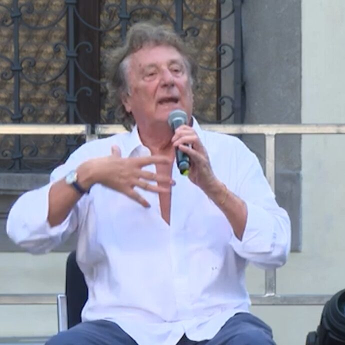 “Secondo Seneca mi restano cinque minuti di vita, ma ho avuto un’esistenza malinconicamente felice. Pupi Avati ha dato una chance a tutti i comici tranne che a me”: così Enzo Iacchetti
