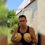 Copertina di Ascia bipenne (simbolo di Ordine Nuovo), canottiera nera e motti dannunziani: il video di Vannacci con due meloni in mano