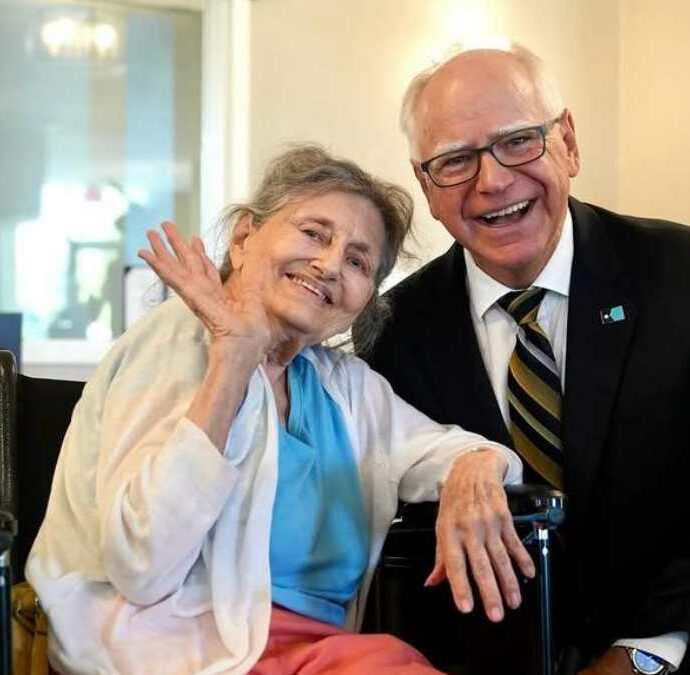Le vietano di fare aperitivo nella casa di riposo: Anita, 82 anni, non si arrende e conquista l'”Happy Hour dei nonni”