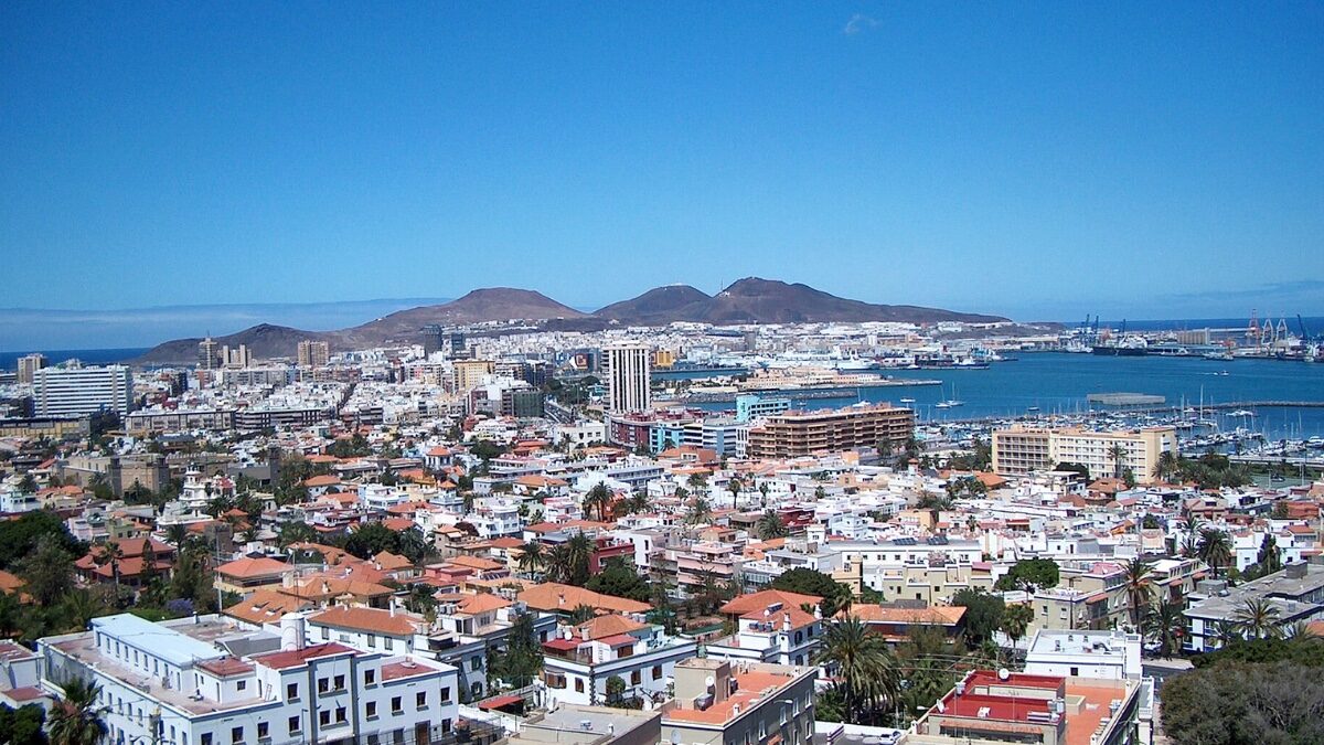Lascia l’hotel a Gran Canaria con un conto di 2.483 euro da pagare, va in aeroporto e prova a partire: turista arrestata con l’accusa di truffa