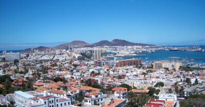 Copertina di Lascia l’hotel a Gran Canaria con un conto di 2.483 euro da pagare, va in aeroporto e prova a partire: turista arrestata con l’accusa di truffa