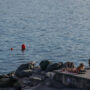 Copertina di Si tuffa nel lago di Garda per salvare un bambino in difficoltà e non riemerge. Proseguono le ricerche di Alexandru Olaisiu Sorin