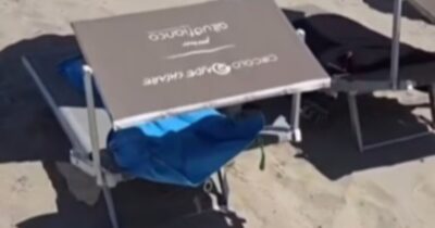 Copertina di “Se qualcuno va in vacanza a Capo Rodoni ce li saluti”: 350 lettini rubati a Reggio Emilia ricompaiono su una spiaggia in Albania