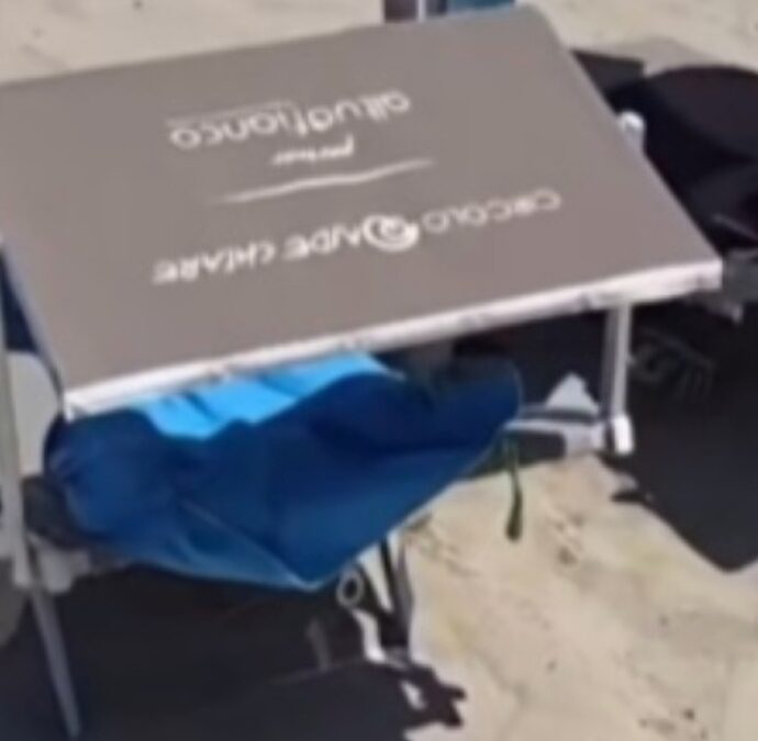 “Se qualcuno va in vacanza a Capo Rodoni ce li saluti”: 350 lettini rubati a Reggio Emilia ricompaiono su una spiaggia in Albania