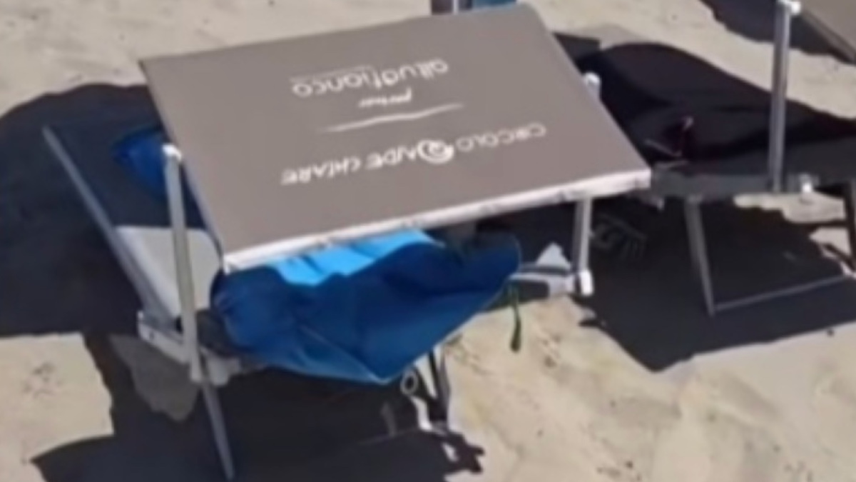 se qualcuno va in vacanza a capo rodoni ce li saluti 350 lettini rubati a reggio emilia ricompaiono su una spiaggia in albania da Ilfattoquotidiano.it se qualcuno va in vacanza a capo rodoni ce li saluti 350 lettini rubati a reggio emilia ricompaiono su una spiaggia in albania