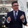 Copertina di Burnham s’incorona re dei poveri. Ma mette al Tesoro l’ex della Difesa
