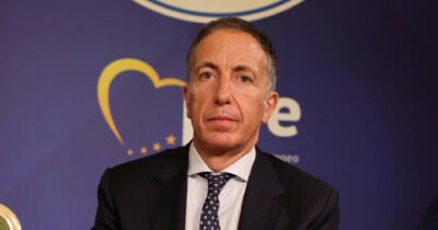Copertina di Forza Italia, il tesoriere dei Berlusconi invia le lettere ai morosi: niente ricandidatura