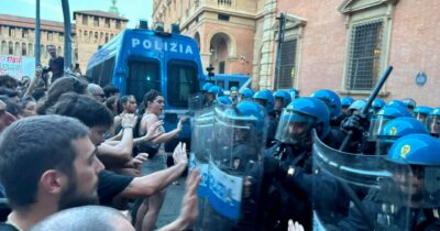 Copertina di Morte di Fakir, Bologna in piazza per avere verità: migliaia di persone rabbia e cariche