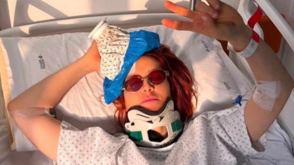 Parla Noemi dopo la caduta dal palco: “Devo fermare il tour per 4 settimane. Mi sono presa un grande spavento, qualche acciacco e un po’ di dolore. Ma sto bene”