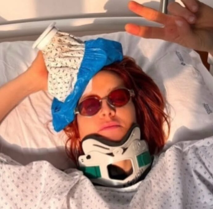 Parla Noemi dopo la caduta dal palco: “Devo fermare il tour per 4 settimane. Mi sono presa un grande spavento, qualche acciacco e un po’ di dolore. Ma sto bene”