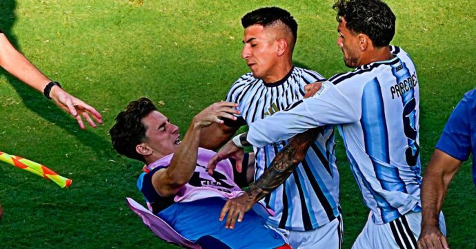 La maxi-rissa dopo il fischio finale, pugni a Eric Garcia e Gavi: la follia di Paredes emblema della figuraccia dell’Argentina