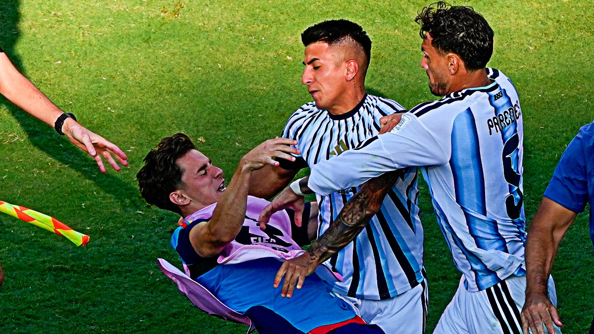 la maxi rissa dopo il fischio finale pugni a eric garcia e gavi la follia di paredes emblema della figuraccia dell8217argentina da Ilfattoquotidiano.it la maxi rissa dopo il fischio finale pugni a eric garcia e gavi la follia di paredes emblema della figuraccia dell8217argentina