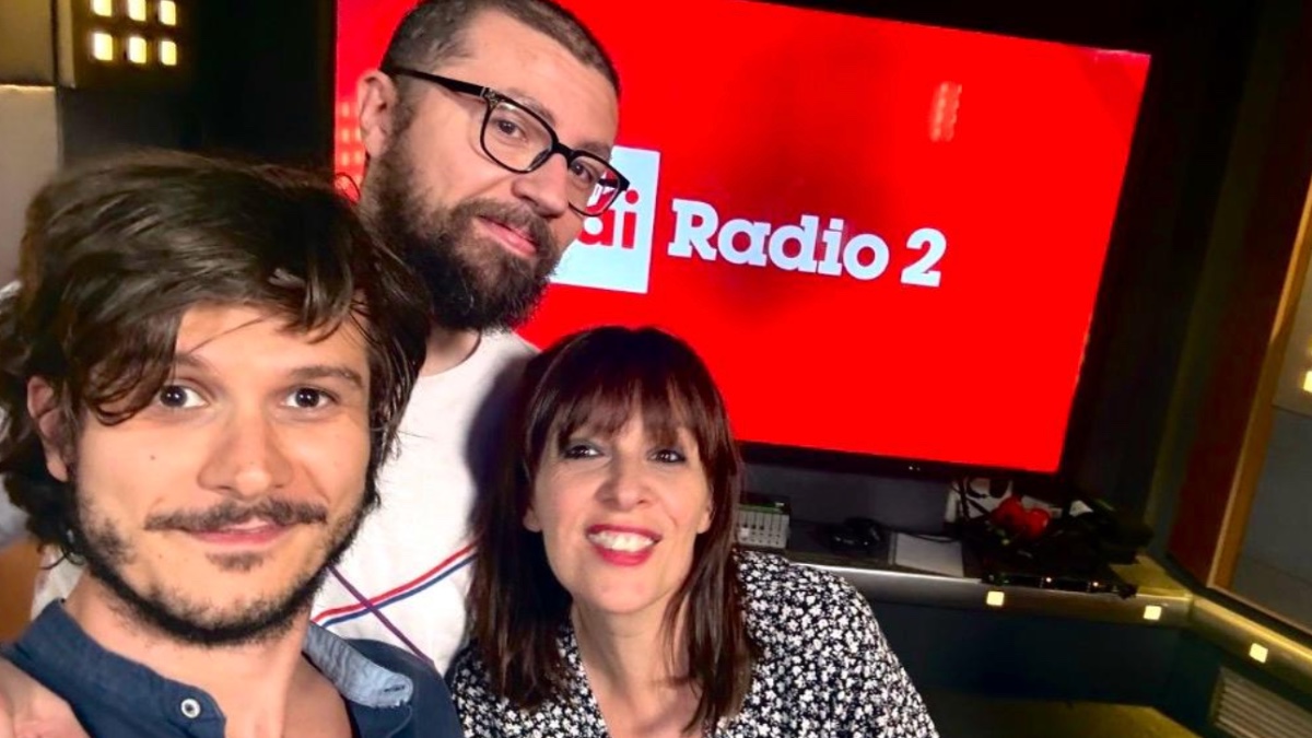 puzzle su radio2 il programma che trasforma i gesti quotidiani in storie alla conduzione riccardo panzetta jodie alivernini e alessandro berrettoni da Ilfattoquotidiano.it puzzle su radio2 il programma che trasforma i gesti quotidiani in storie alla conduzione riccardo panzetta jodie alivernini e alessandro berrettoni