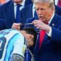 Copertina di Mondiali, l’addio di Messi senza epica: l’ultima immagine è la medaglia d’argento messa al collo da Donald Trump