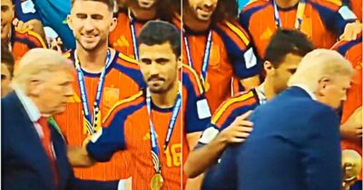 Copertina di Trump, che imbarazzo durante la premiazione: i fischi dello stadio, poi Rodri lo allontana prima di alzare la coppa