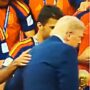 Copertina di Trump, che imbarazzo durante la premiazione: prima i fischi fortissimi dello stadio, poi Rodri lo allontana prima di alzare la coppa