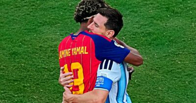 Copertina di Messi-Yamal, l’abbraccio simbolico dopo la finale. Il 19enne spagnolo entra nella storia dei Mondiali