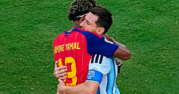 Messi-Yamal, l’abbraccio simbolico dopo la finale. Il 19enne spagnolo entra nella storia dei Mondiali