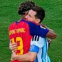 Copertina di Messi-Yamal, l’abbraccio simbolico dopo la finale. Il 19enne spagnolo entra nella storia dei Mondiali