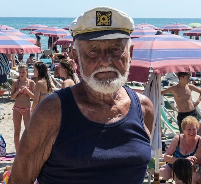 “Per un po’ d’ombra non si possono chiedere cifre folli”: la battaglia di Guerrino Ricci, il bagnino di 87 anni che affitta i lettini a 4 euro