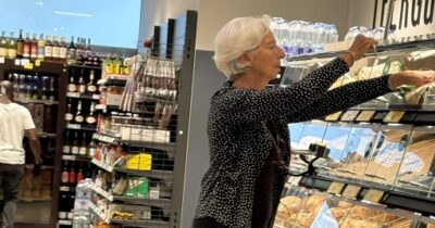 Copertina di Christine Lagarde “paparazza” intenta a scegliere il pane mentre fa la spesa al supermercato. La foto è virale, lei risponde: “Grazie, ti auguro una buona giornata”