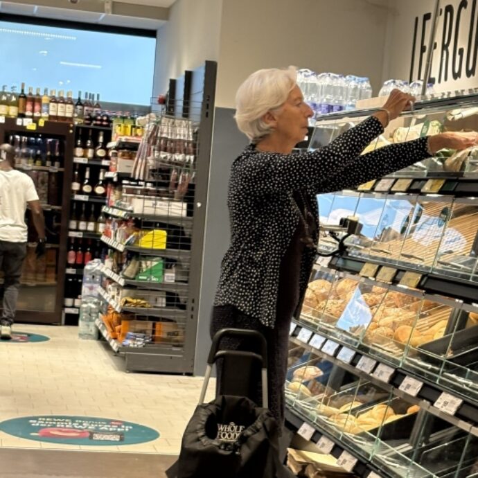 Christine Lagarde “paparazza” intenta a scegliere il pane mentre fa la spesa al supermercato. La foto è virale, lei risponde: “Grazie, ti auguro una buona giornata”