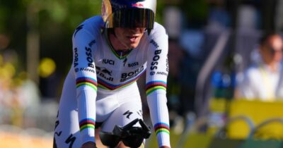 Copertina di Tour de France, Evenepoel fa il bis a cronometro: male Ganna. Un altro ritiro: ko Lipowitz | La nuova classifica generale