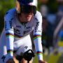 Copertina di Tour de France, Evenepoel fa il bis a cronometro: male Ganna. Un altro ritiro: ko Lipowitz | La nuova classifica generale