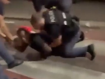 bologna spunta un altro video di una settimana fa in azione lo stesso agente del fermo che ha portato alla morte di fakir da Ilfattoquotidiano.it bologna spunta un altro video di una settimana fa in azione lo stesso agente del fermo che ha portato alla morte di fakir
